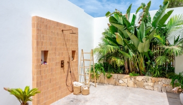 Resa Estates port des Torrent sale koop finca Ibiza ext shower.jpg